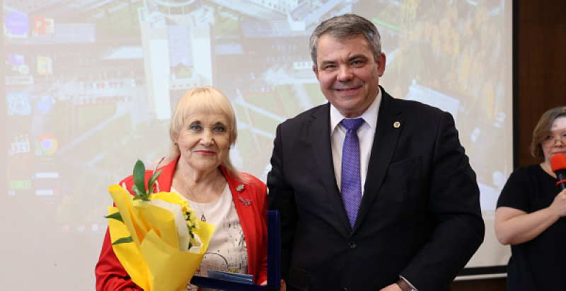 Заведующая кафедрой химии Светлана Барам награждена нагрудным знаком «Ветеран» Министерства науки и высшего образования РФ